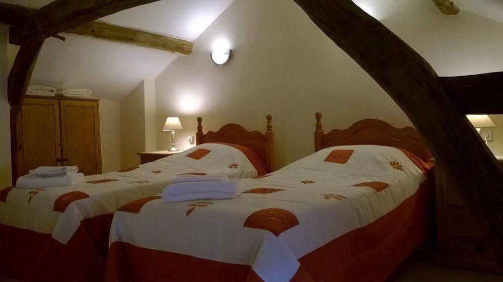 Bed and Breakfast Ancienne Ecole Cazaux-Villecomtal Zewnętrze zdjęcie